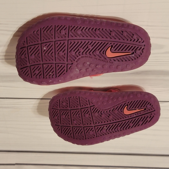 Nike water shoes pink purple Size 4 - Picture 3 of 3